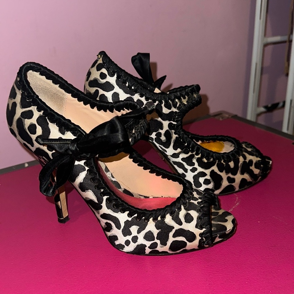 Betsey Johnson black and white heels 💙 vintage